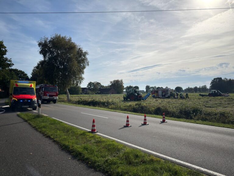 Aurich: Traktor gerät beim Mähen in Brand