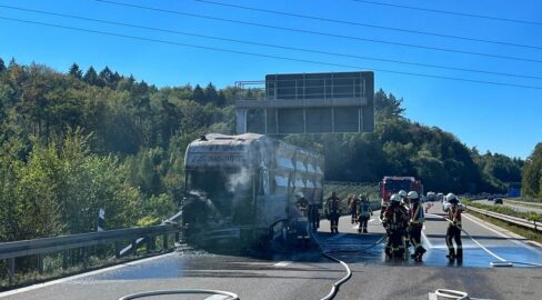 Stockach: Lkw-Kabine brennt auf A98, Feuer-Drama