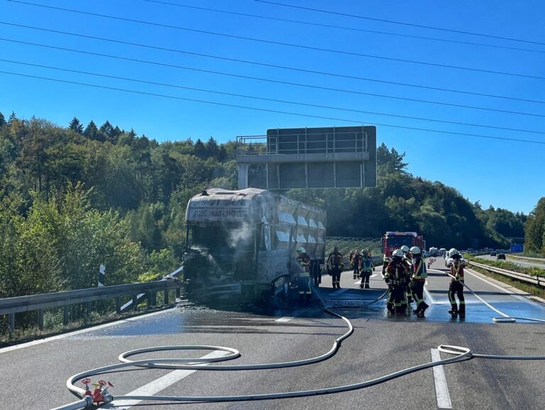 Stockach: Lkw-Kabine brennt auf A98, Feuer-Drama