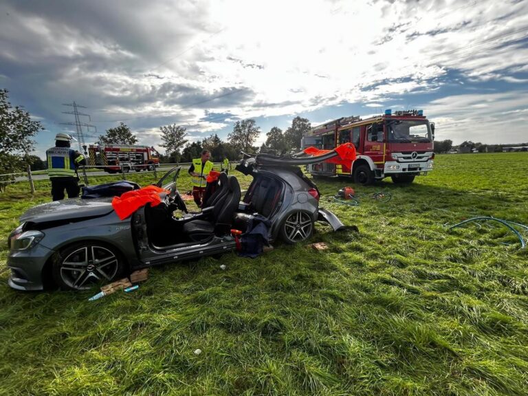 Werne: Auto schleudert auf Feld, Feuerwehr befreit Fahrer bei Unfall