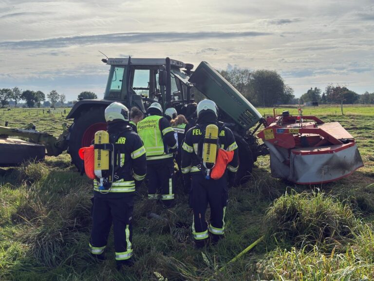 Aurich: Traktor gerät beim Mähen in Brand