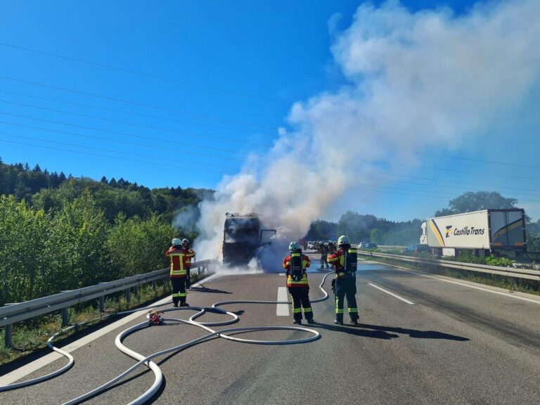 Stockach: Lkw-Kabine brennt auf A98, Feuer-Drama