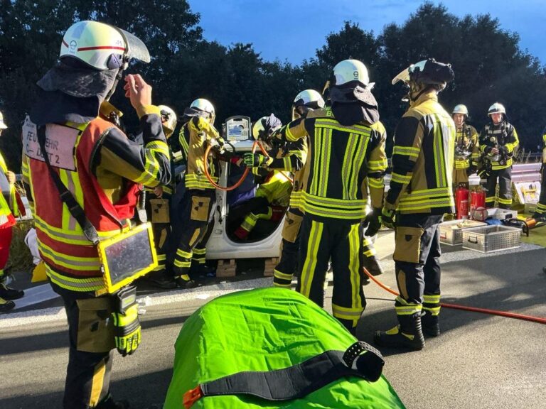 Bochum: Unfall auf A40, Person schwer verletzt befreit