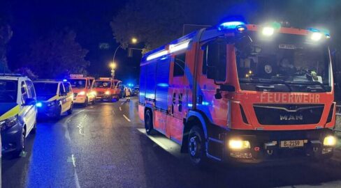 Unfall in Berlin: Auto stürzt in Gleisbett, Mann stirbt