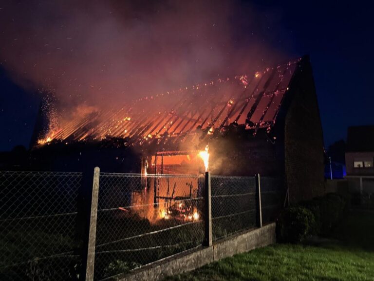 Düren: Brand in Merken, Scheune brennt lichterloh