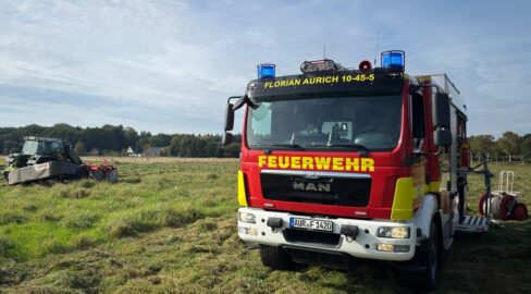 Aurich: Traktor gerät beim Mähen in Brand