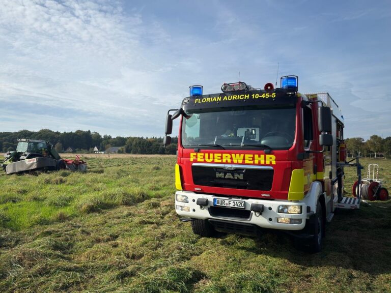 Aurich: Traktor gerät beim Mähen in Brand