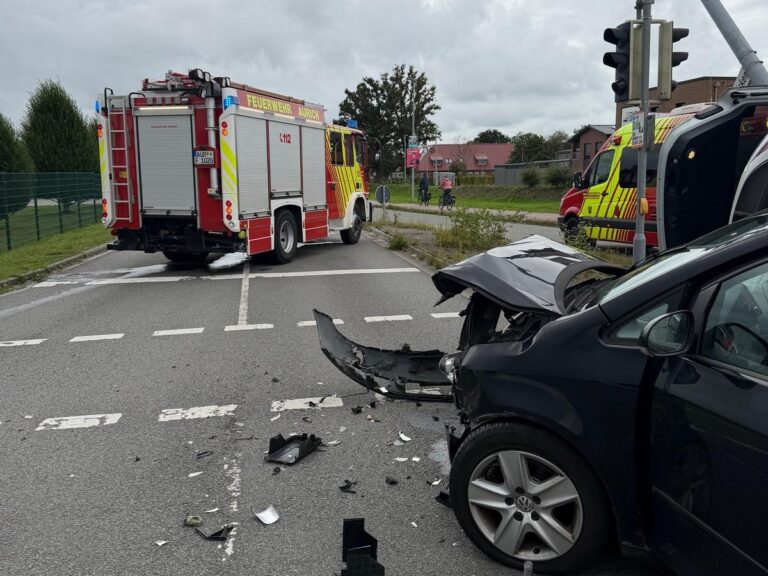 Aurich: Streifenwagen kippt nach Unfall, 4 Verletzte