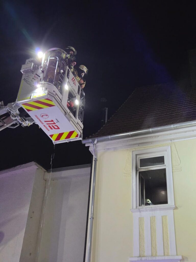 Menden (Sauerland): Brand in Wohnhaus, Verletzter in Klinik