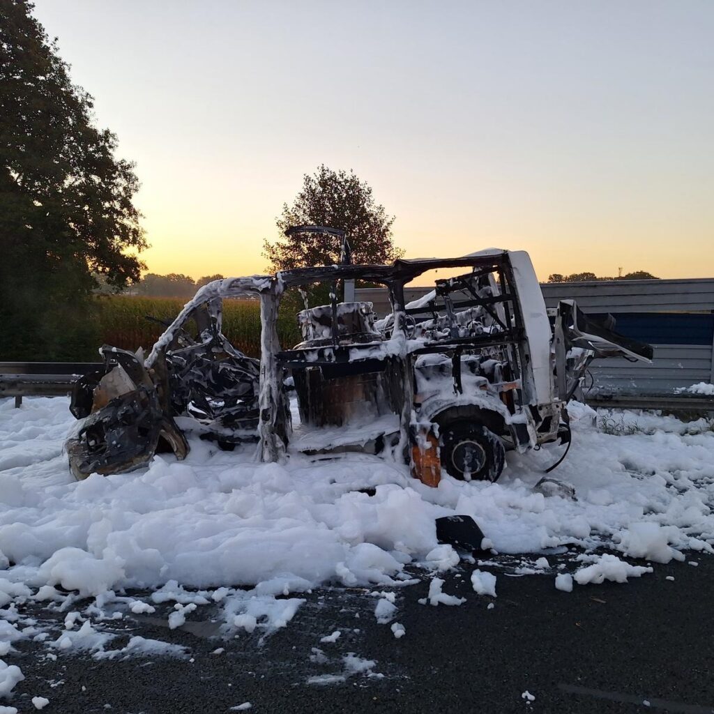 Sottrum: Transporter explodiert auf A1: Feuer und Vollsperrung