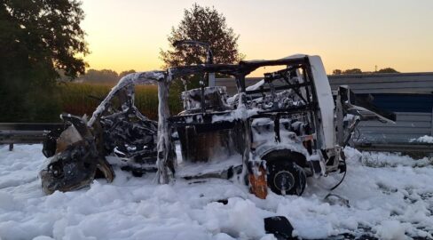 Sottrum: Transporter explodiert auf A1: Feuer und Vollsperrung