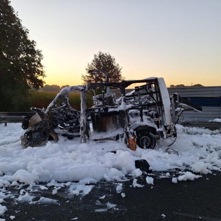Sottrum: Transporter explodiert auf A1: Feuer und Vollsperrung