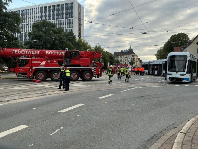Bochum: Straßenbahn entgleist bei Unfall, 3 Verletzte