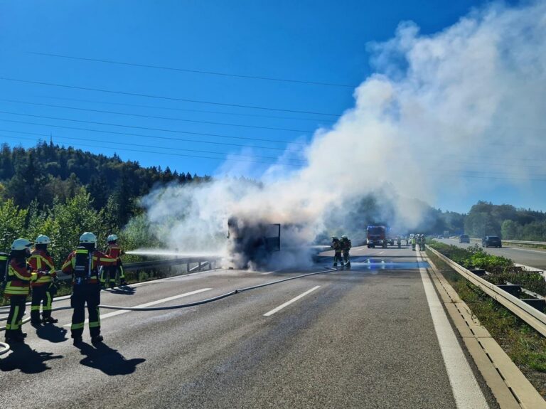 Stockach: Lkw-Kabine brennt auf A98, Feuer-Drama