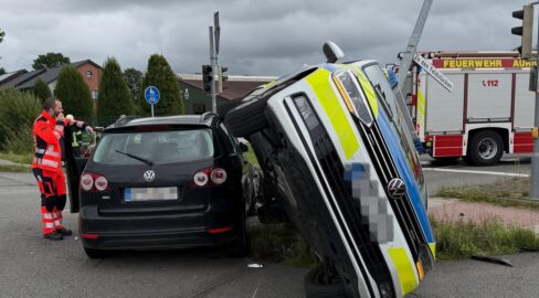 Aurich: Streifenwagen kippt nach Unfall, 4 Verletzte