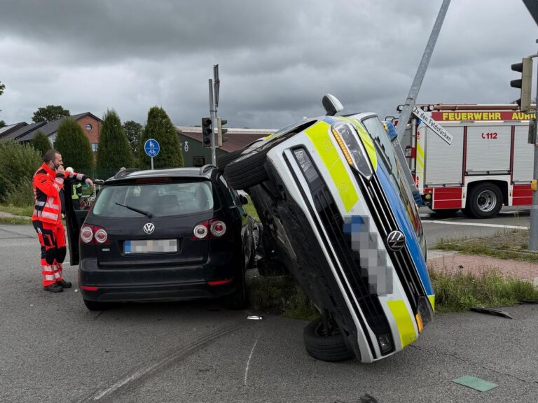Aurich: Streifenwagen kippt nach Unfall, 4 Verletzte
