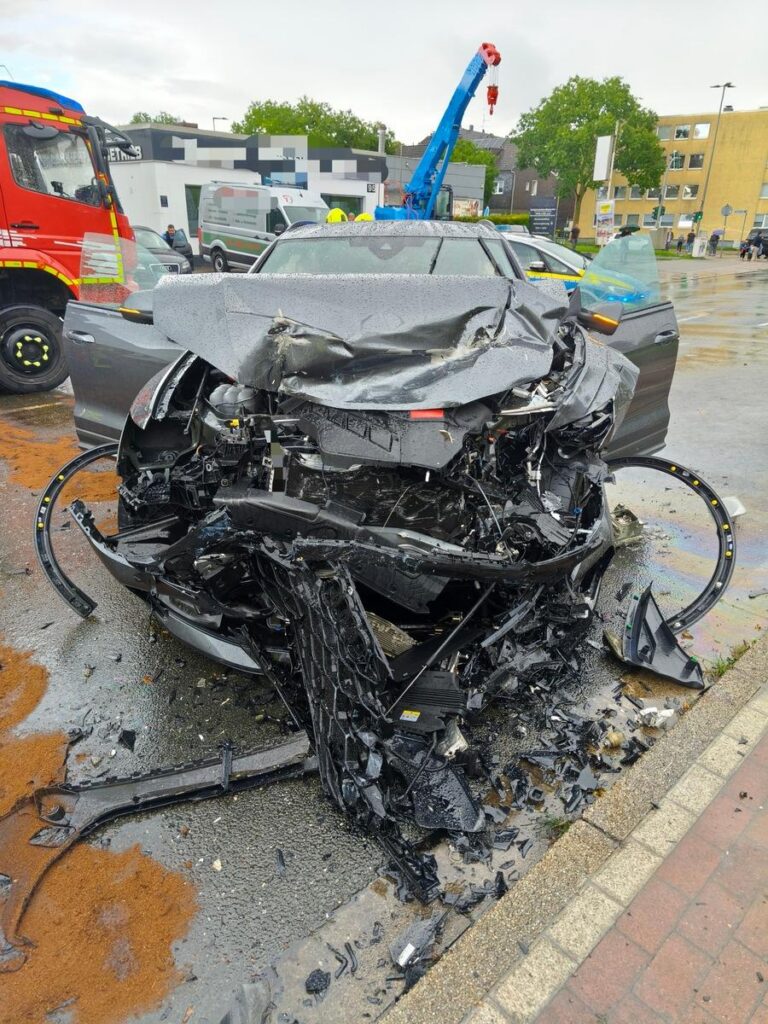 Oberhausen: Vollsperrung nach Unfall, 3 Verletzte in Klinik