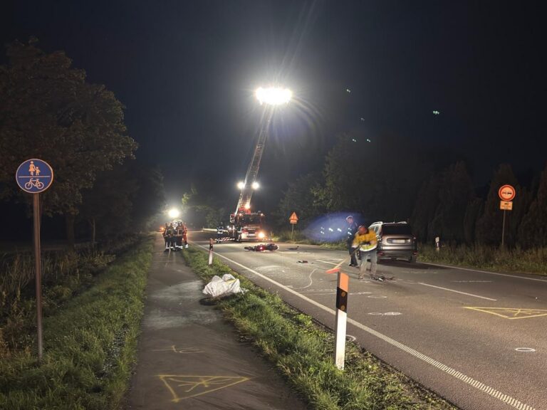Aurich: Bikerin stirbt bei Unfall, Hubschrauber im Einsatz