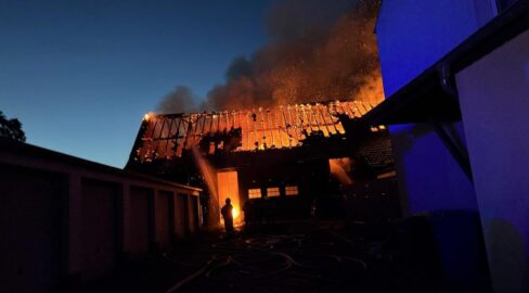 Düren: Brand in Merken, Scheune brennt lichterloh