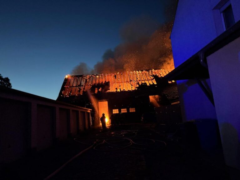 Düren: Brand in Merken, Scheune brennt lichterloh