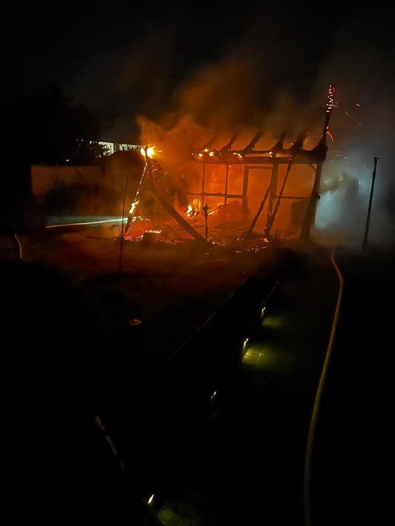 Weil am Rhein: Rauchsäule bei Gartenhüttenbrand