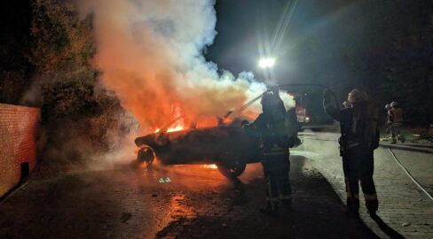 Elsdorf: Nächtliches Feuer-Drama: Zwei Pkw brennen komplett aus