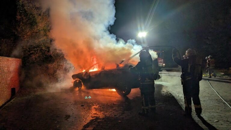 Elsdorf: Nächtliches Feuer-Drama: Zwei Pkw brennen komplett aus