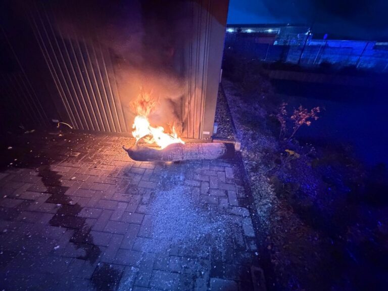 Helmstedt: Großbrand zerstört Halle, Vollsperrung auf B244