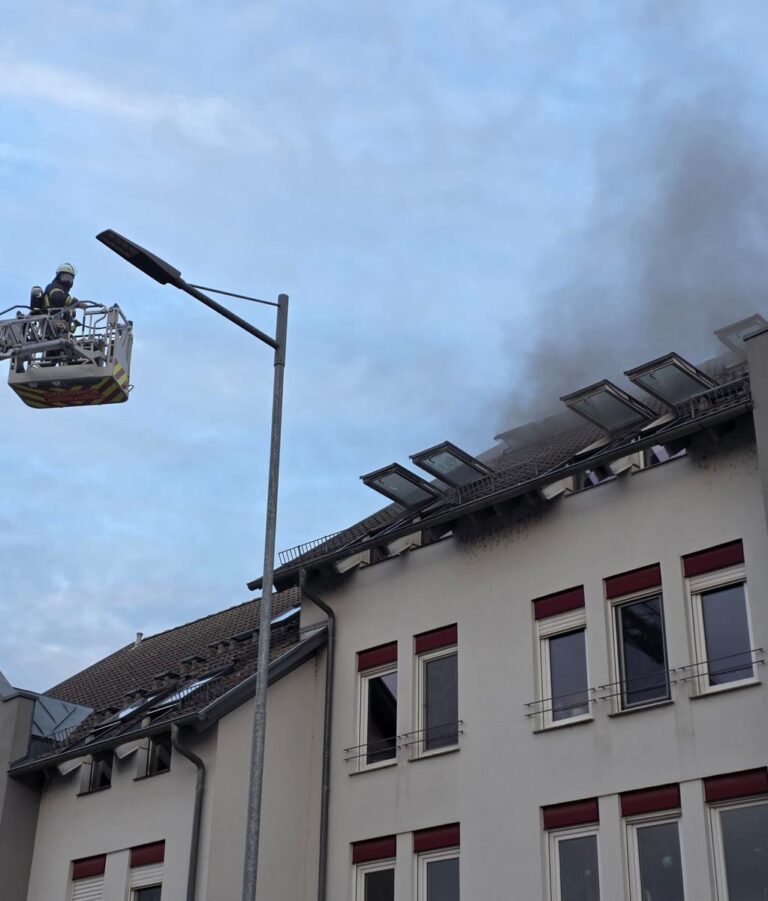 Radolfzell am Bodensee: Feuer in Dachwohnung löst Großeinsatz aus