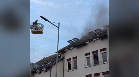 Radolfzell am Bodensee: Feuer in Dachwohnung löst Großeinsatz aus