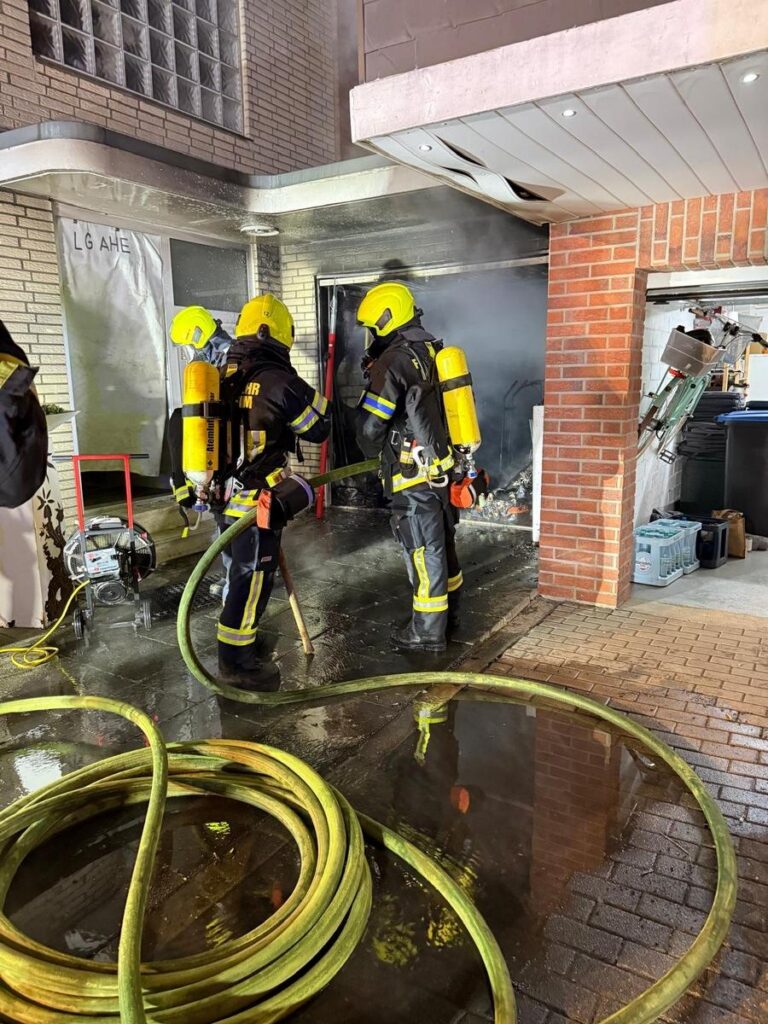 Bergheim: Garagenbrand, Flammen bedrohen Wohnhaus