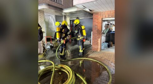 Bergheim: Garagenbrand, Flammen bedrohen Wohnhaus