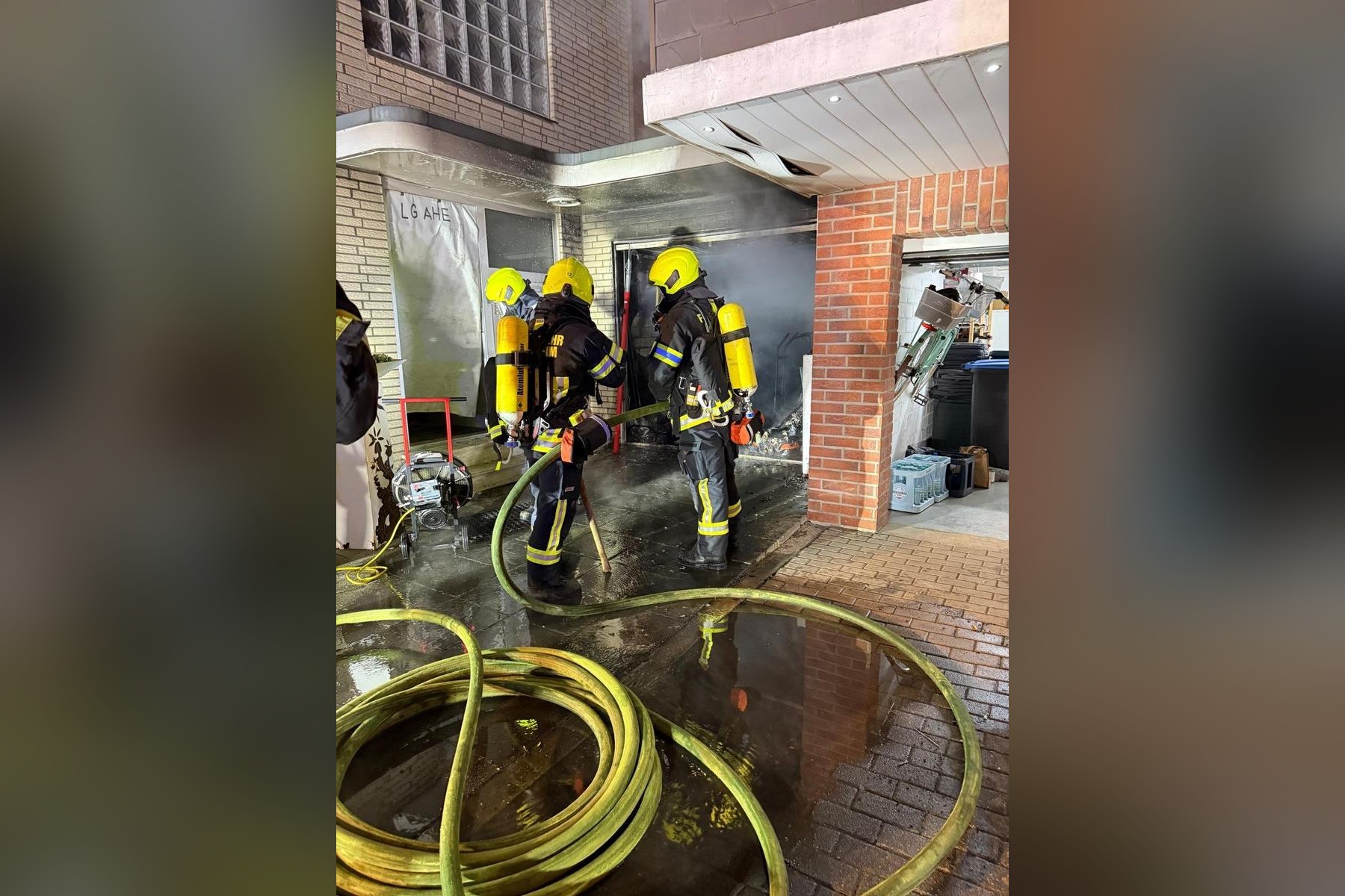 Bergheim: Garagenbrand, Flammen bedrohen Wohnhaus