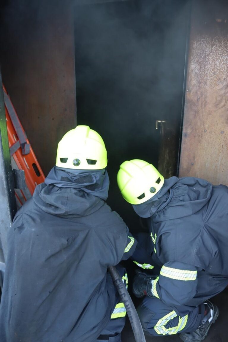 Gangelt: Extreme Feuer-Übung für Feuerwehr im Container