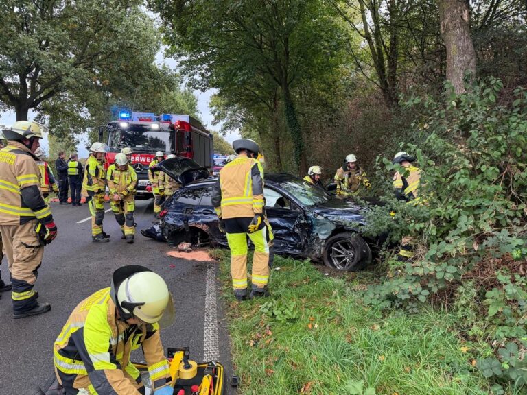 Meerbusch: Auto knallt gegen Baum, 3 Schwerverletzte nach Unfall