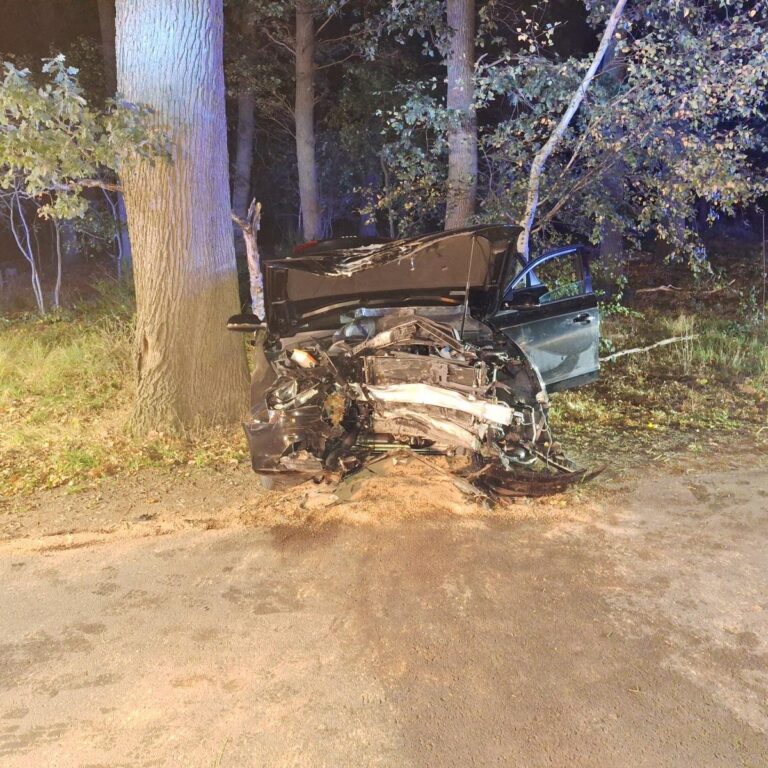 Ahausen: Wagen prallt gegen Baum, 3 Schwerverletzte bei Unfall