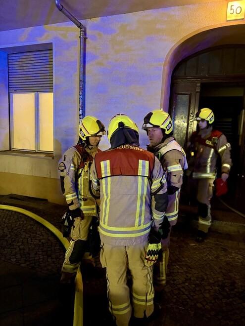 Berlin: Brand im Wedding, Person springt auf Dach: Lebensgefahr