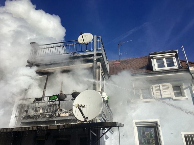 Weil am Rhein: Brand im Wohnhaus, Rettung per Drehleiter