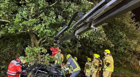 Heide: Unfall auf Autobahn, Sportwagen kracht in Baum