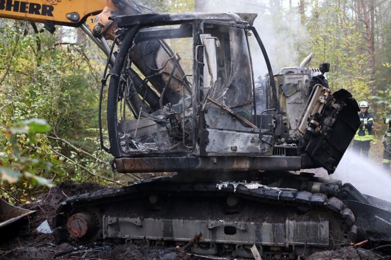 Hambühren: Erneut brennen Bagger, Feuer bedroht Halle