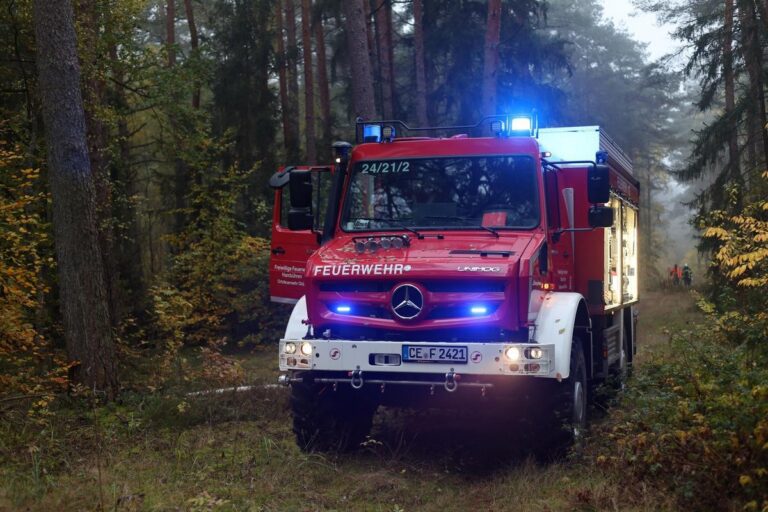 Hambühren: Erneut brennen Bagger, Feuer bedroht Halle