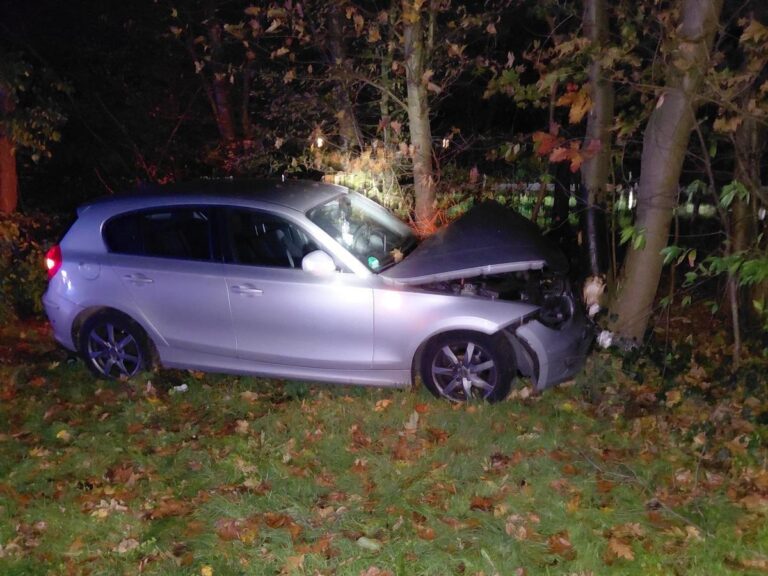 Hünxe: Auto kracht auf A3 gegen Baum, Unfall: Klinik