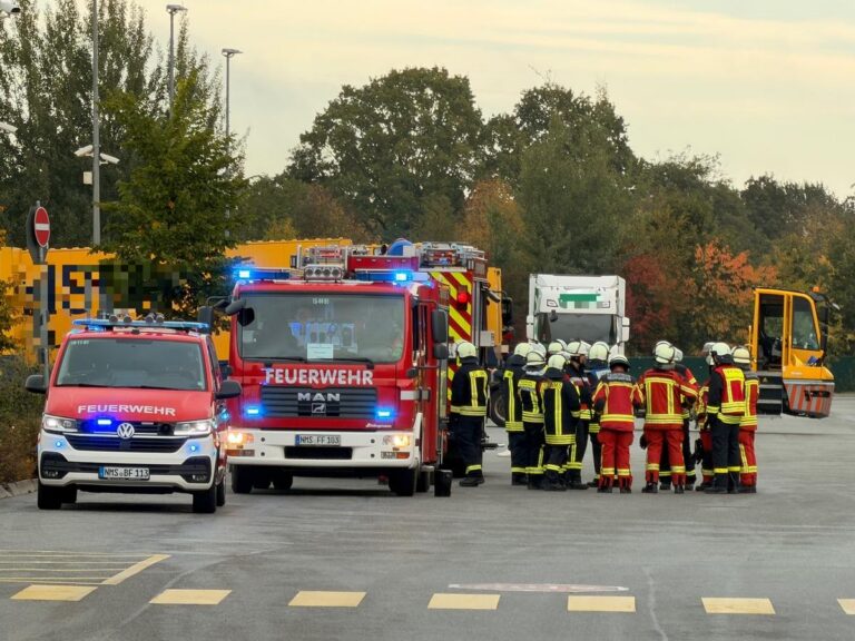 Neumünster: Batteriesäure läuft aus, 12 Verletzte bei Unfall