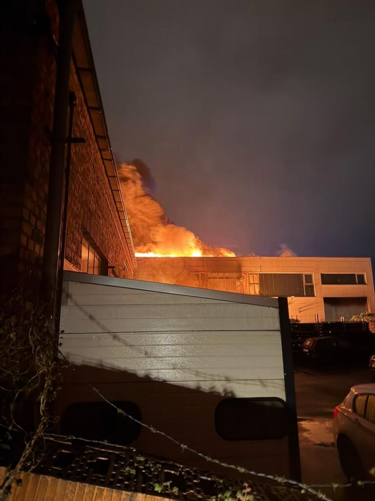 Ratingen: Feuer-Drama in Lagerhalle: Explosionen im Inneren