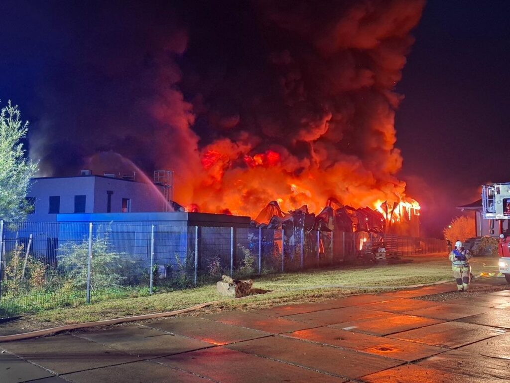 Helmstedt: Großbrand zerstört Halle, Vollsperrung auf B244