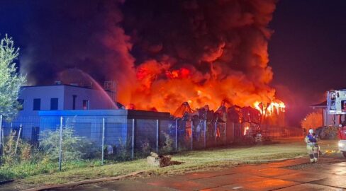 Helmstedt: Großbrand zerstört Halle, Vollsperrung auf B244