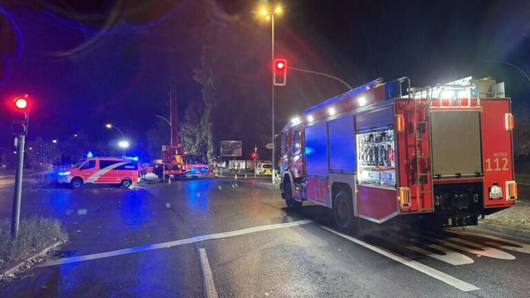 Berlin: Auto kracht in Laterne, Vollsperrung nach Unfall