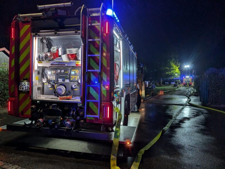 Weil am Rhein: Rauchsäule bei Gartenhüttenbrand