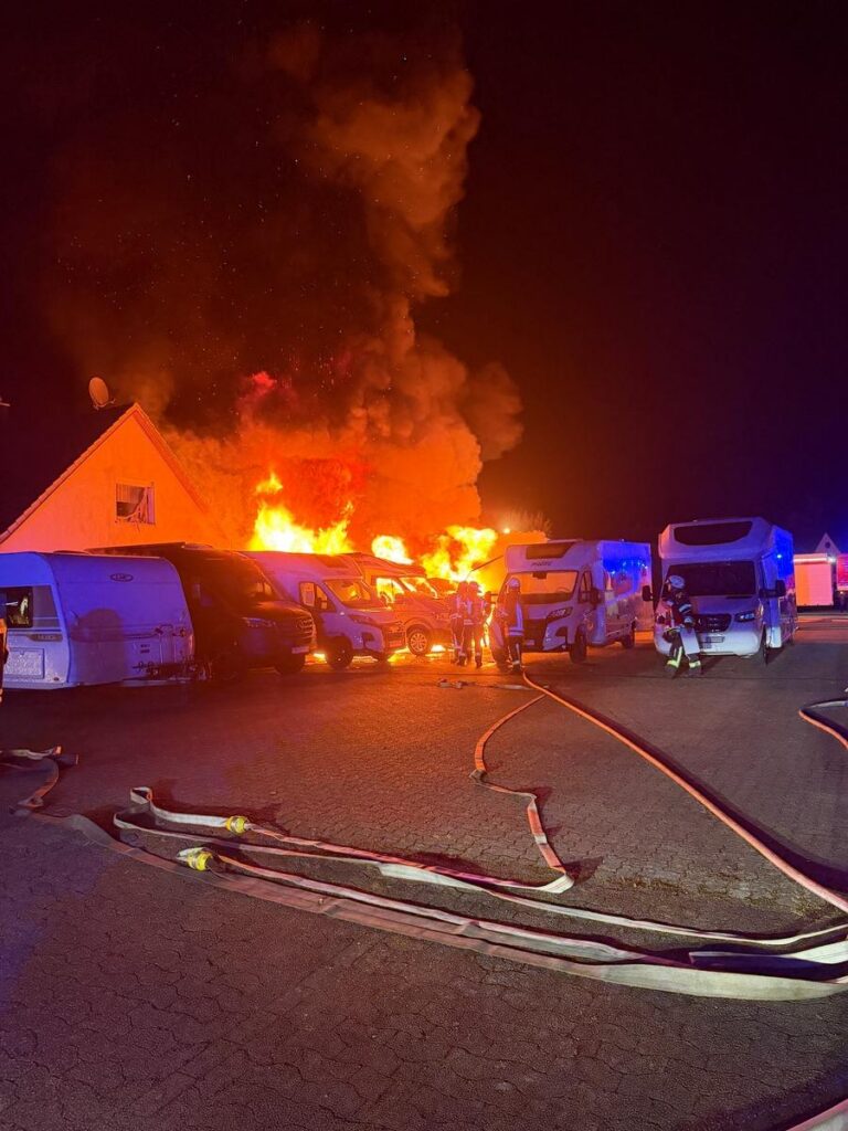 Zeven: Feuer-Drama beim Händler, 3 Wohnmobile brennen aus