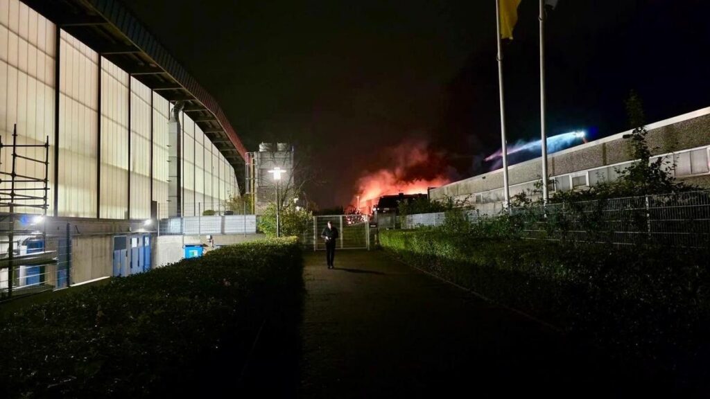 Ratingen: Feuer-Drama in Lagerhalle: Explosionen im Inneren